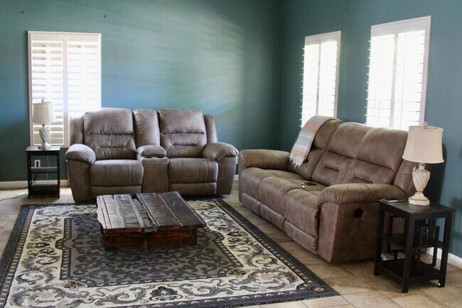 Building Photo - Spacious 4/2 in Madera