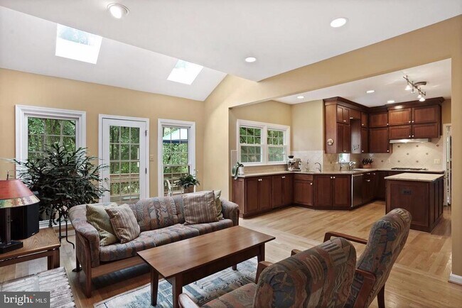 Foto del edificio - 6301 Linway Terrace