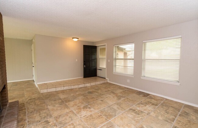 Foto del edificio - This Super Cute 3 Bed, 2 Bath, 2 Car Garag...