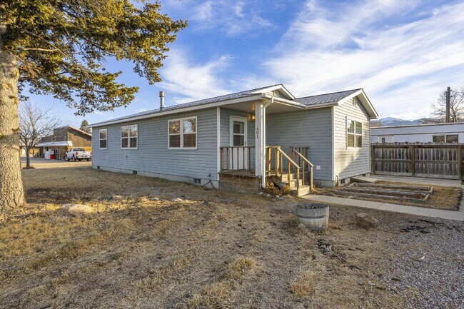 Building Photo - Comfort, Character & Extra Space