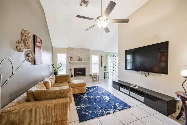 Foto del edificio - 15519 Montesa Dr