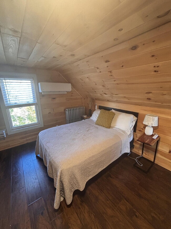 Building Photo - Quiet furnished walking to everything in B...