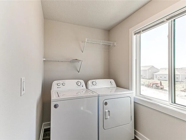 Foto del edificio - 6935 Bluebell Ct