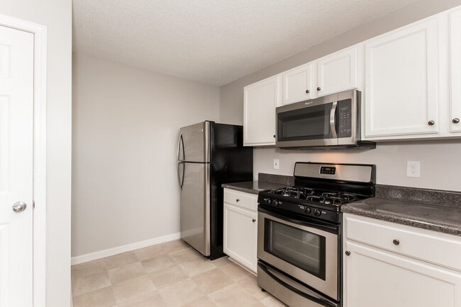 Building Photo - 1883 Roble Dr