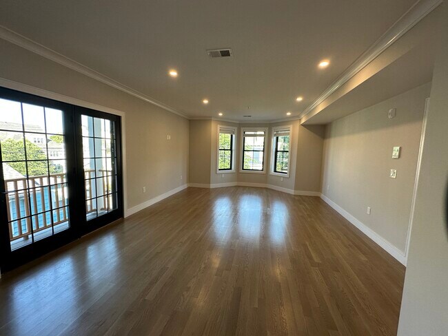 Building Photo - 279 Lamartine St