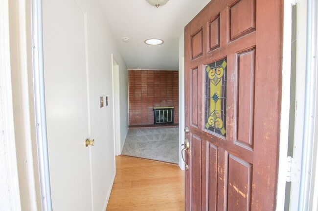 Building Photo - Unique Large Floor Plan for this 5 Bedroom...