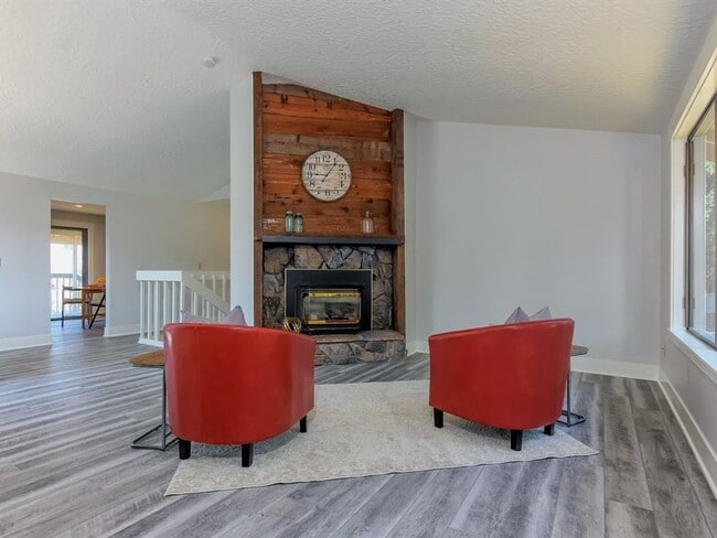 Building Photo - 4 Bedrooms with BONUS Office Space