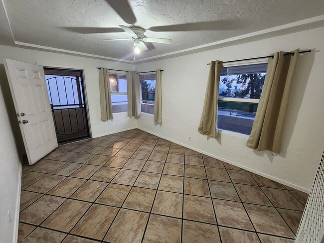 Building Photo - $500 OFF First Month's Rent! 1 Bedroom Apt...