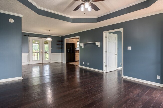 Building Photo - Wheelchair Accessible and No Breed Restrictions!!