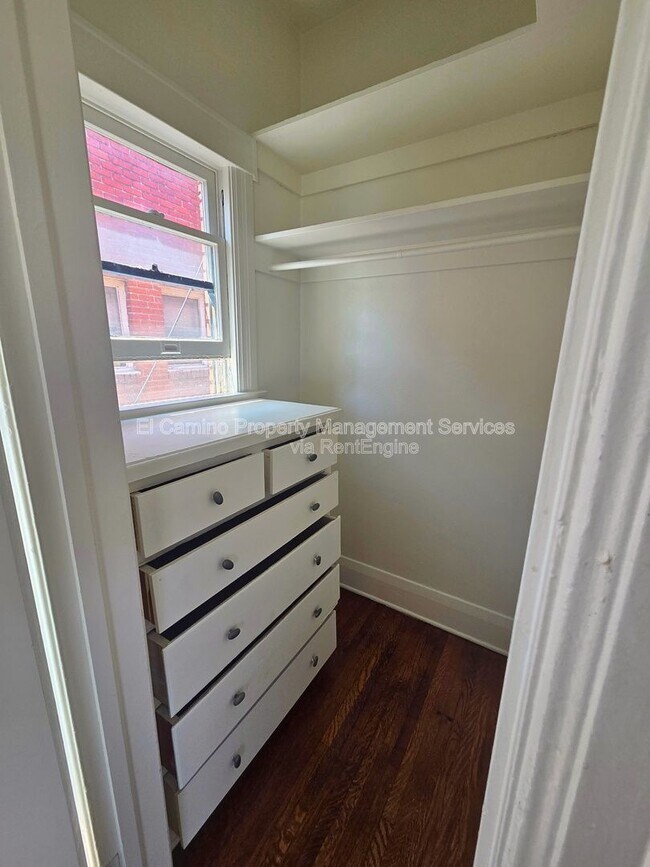 Foto del edificio - 336 W 9th St