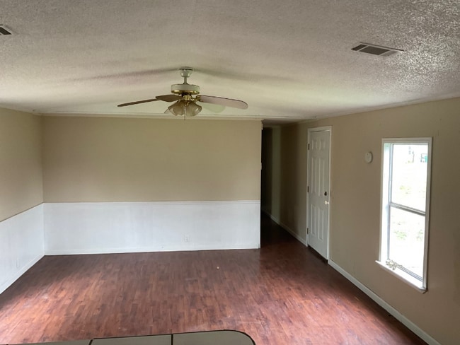 Building Photo - 208 Forest Creek Ln