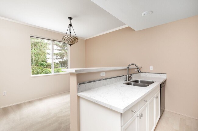 Foto del edificio - Beautifully Updated 2 Bedroom 2 Bath Sammamish Condo in Sundance at Klahanie!