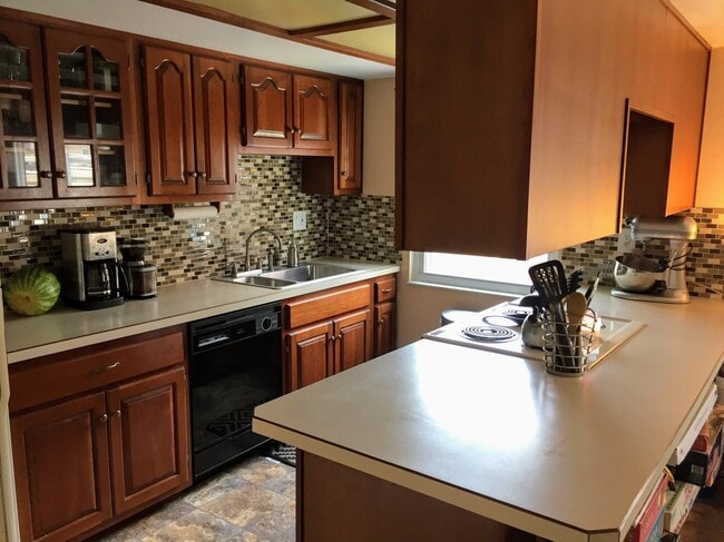 Kitchen - 1406 Old Town Ct