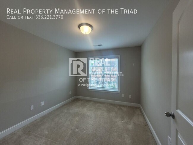 Building Photo - **MOVE IN SPECIAL - $350 OFF** Excellent 2...