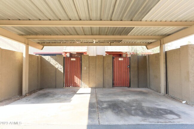 Foto del edificio - 2724 W McLellan Blvd