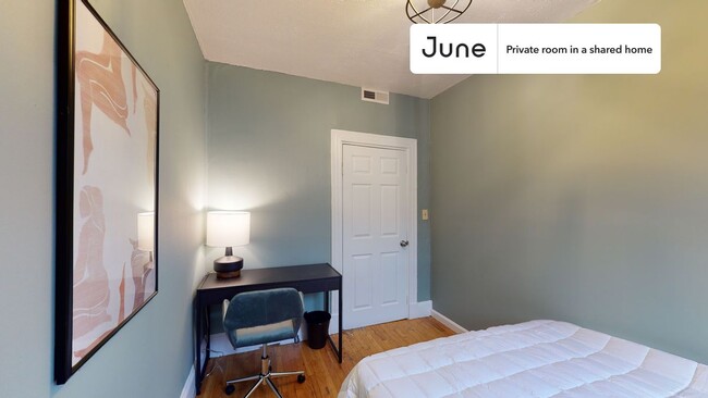 Building Photo - Private bedroom in 5 bed/2 bath Home