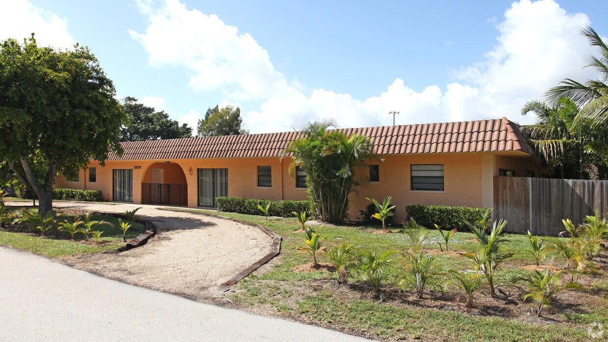 Building Photo - Las Flores Apartments
