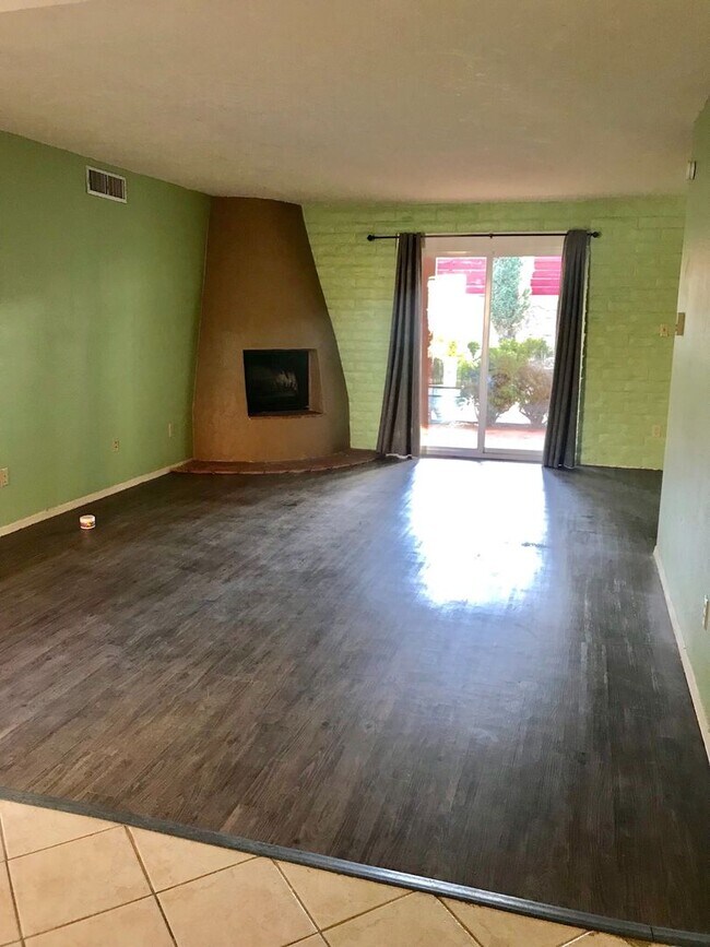 Building Photo - Cute Townhouse, Great Location off Telshor!