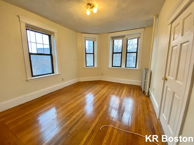 Building Photo - 26 Saint Stephen St