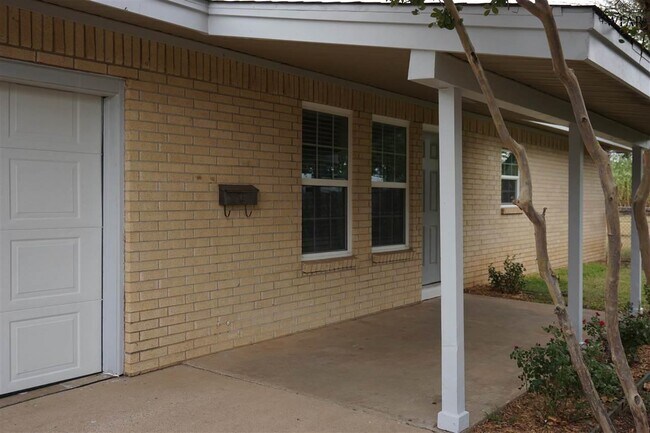 Building Photo - 4104 Thomas Ave