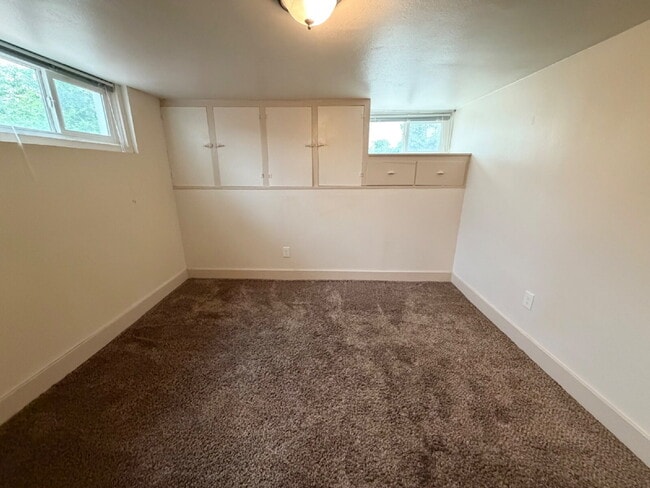 Building Photo - Charming 1-Bedroom Apartment Near Downtown | Utilities Included