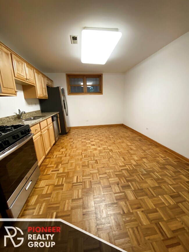 Building Photo - 4101 N Kenmore Ave