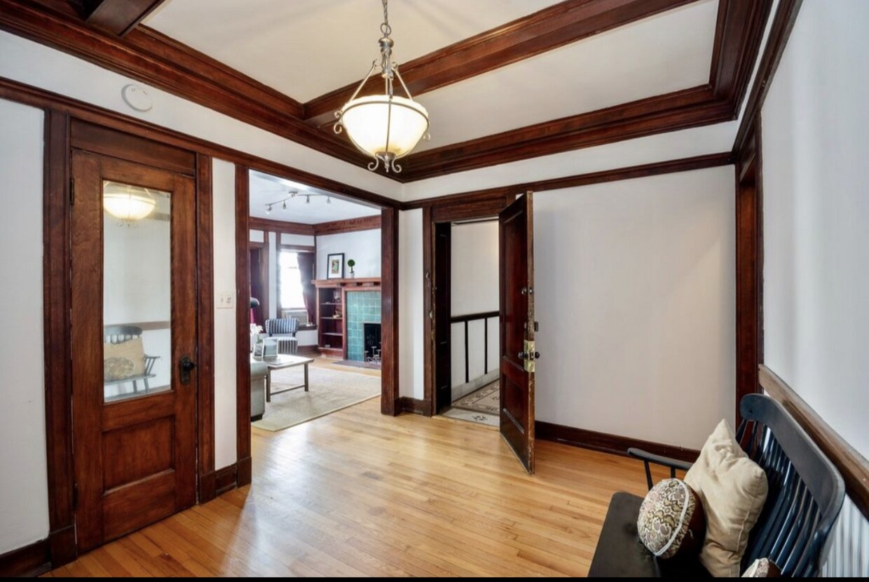 entryway/foyer - 1653 E 55th St