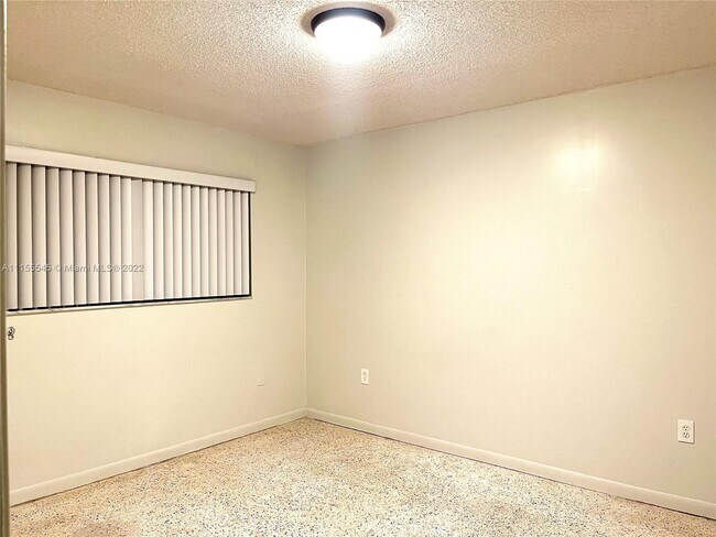 Foto del edificio - 2969 SW 23rd St