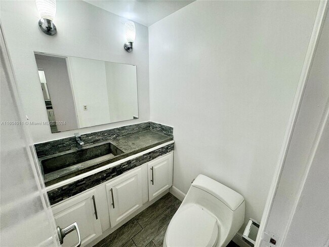 Foto del edificio - 1400 NE 169th St