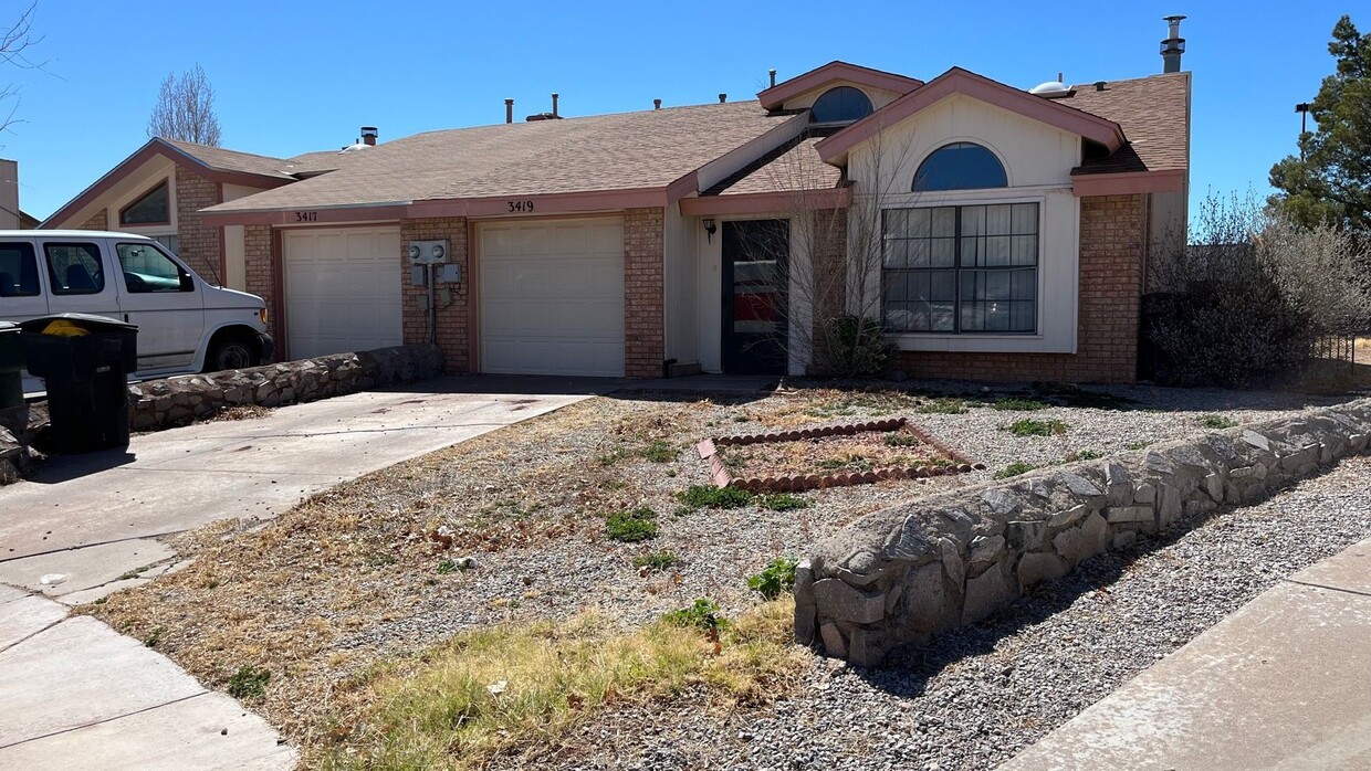 Primary Photo - Cozy 2 Bedroom 2 Bath home near Shopping
