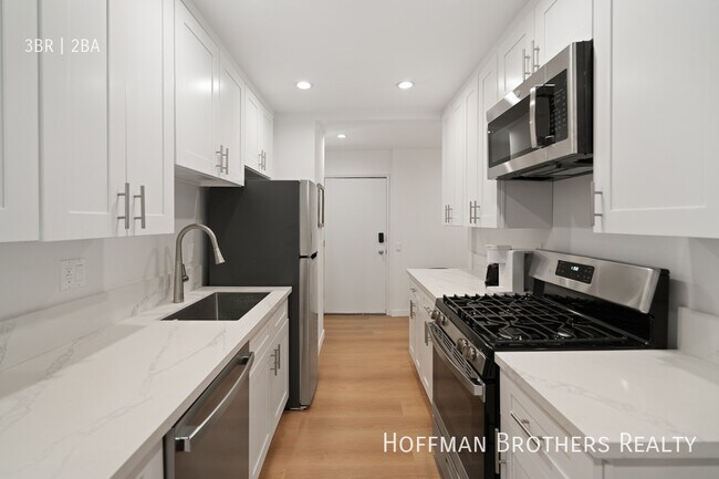 Foto del edificio - 7441 Hazeltine Ave