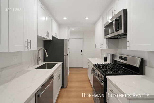 Building Photo - 7441 Hazeltine Ave