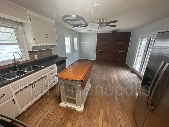 Foto del edificio - 7056 Caroline Ave
