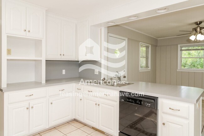Building Photo - 1212 Pinehurst Dr