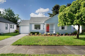 Building Photo - 9048 SE Alder St