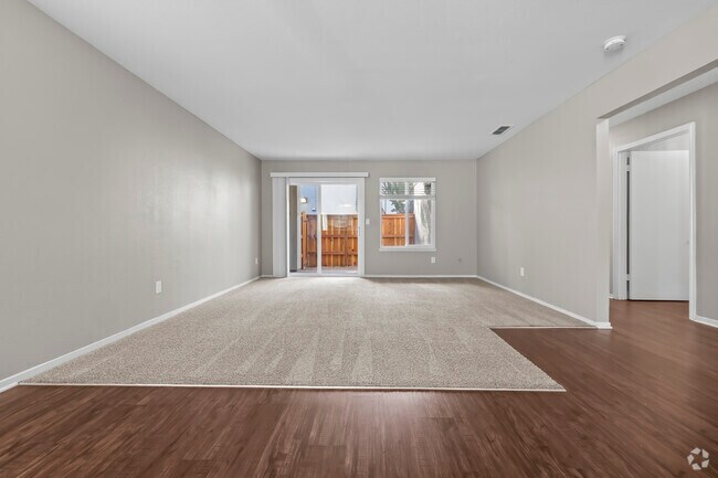 Vista desde la cocina a la sala de estar. - Clipper Cove Apartments