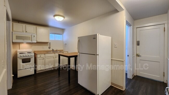 Building Photo - 611 9th Ave N