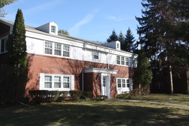 Building Photo - 2142 Collinway St