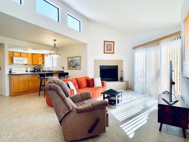 Building Photo - 5051 N Sabino Canyon Rd