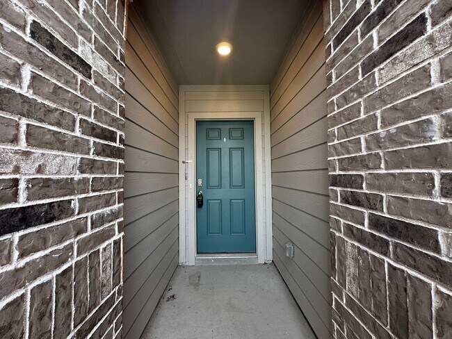 Building Photo - Classic Three Bedroom Two Bath Home in a G...