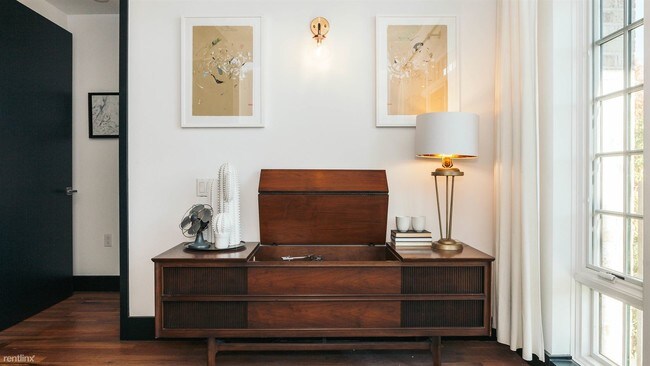 Foto del edificio - 8-3 Wyckoff Ave