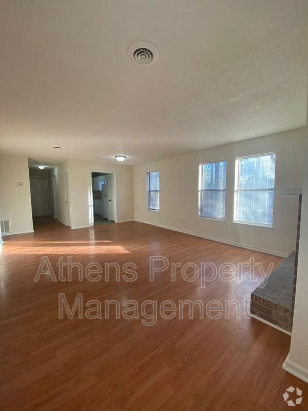 Building Photo - 131 Pinehurst Ct