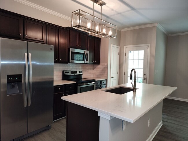 Building Photo - Beautiful Townhome in Berkshire!