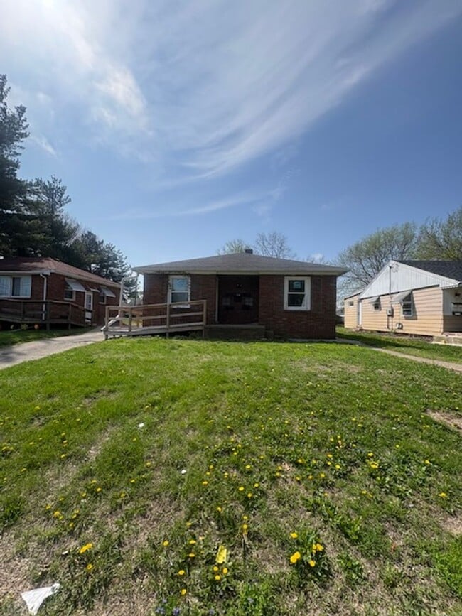 Building Photo - 1318 E Frye Ave