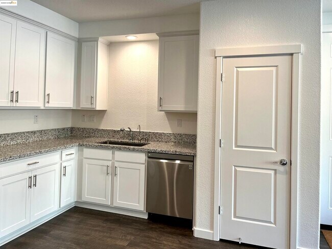 Foto del edificio - 2700 Wildflower Sta Pl