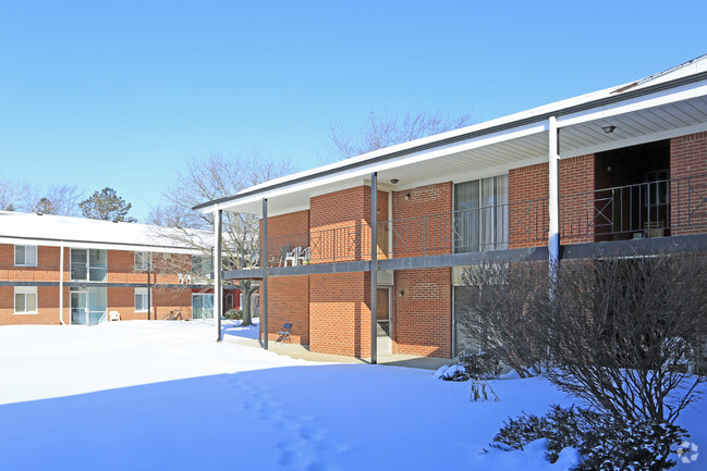 Building Photo - Farmington Plaza Apartments