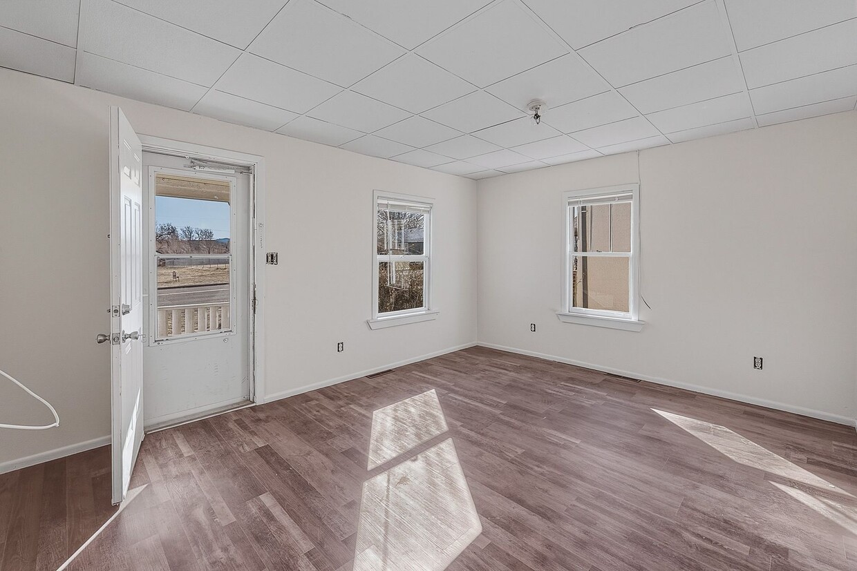 Building Photo - 817-819 Robinson Ave