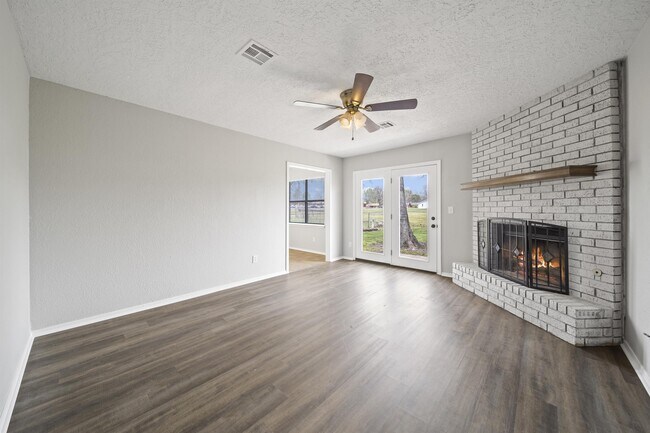 Building Photo - 1135 N Hickory Dr