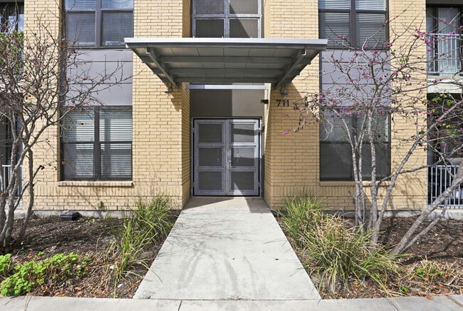 Building Photo - 711 S Frio St
