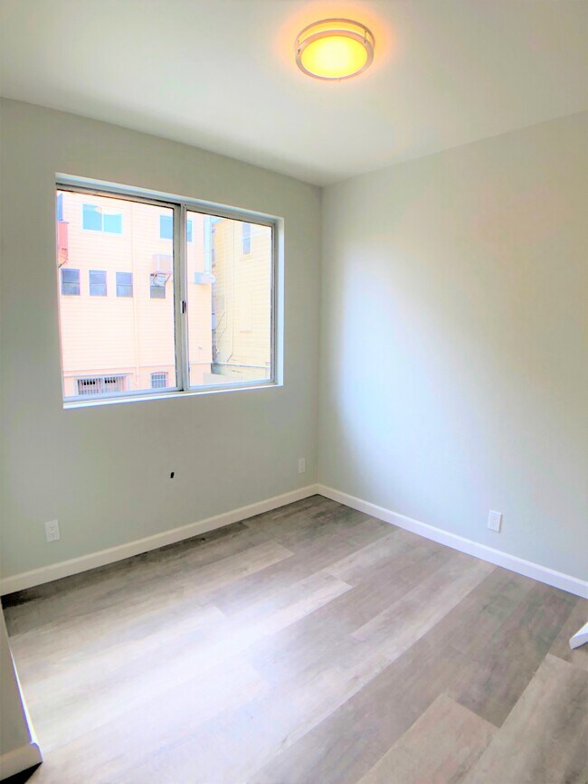 Building Photo - 159 Tiffany Ave